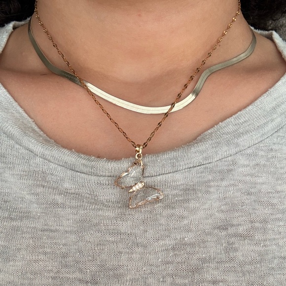 Crystal Butterfly on Gold 16-18” Figaro/Lip Chain - Picture 2 of 7